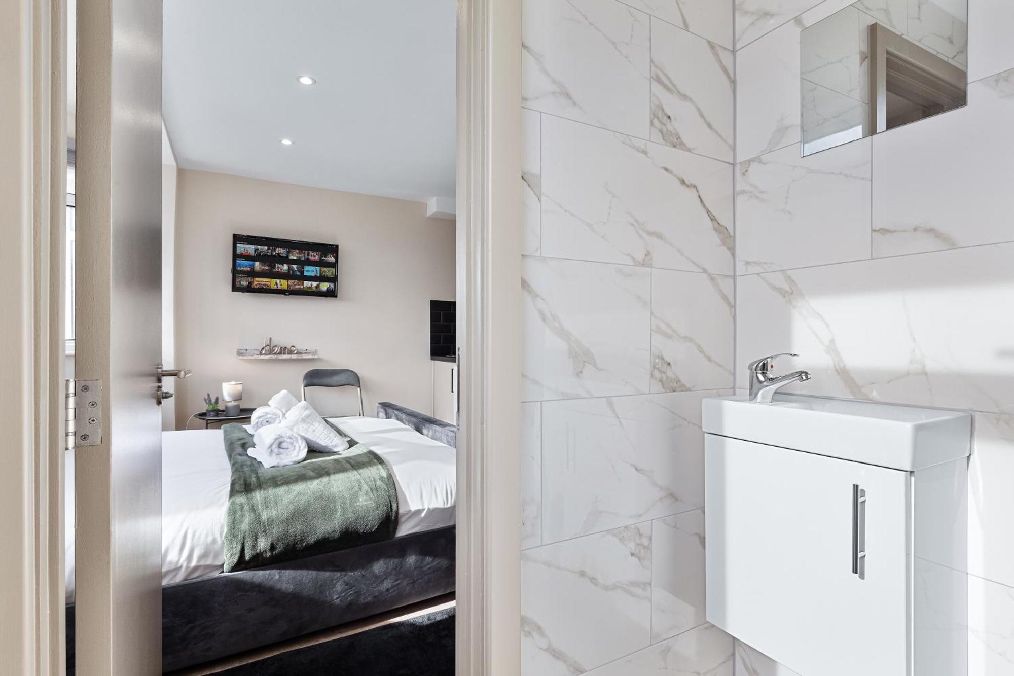Serviced Ensuite Modern Studio - Sleeps 2 - Near Wembley Stadium - Good Transport Link To Central London - Harrow Ha3 Hatch End Exterior photo